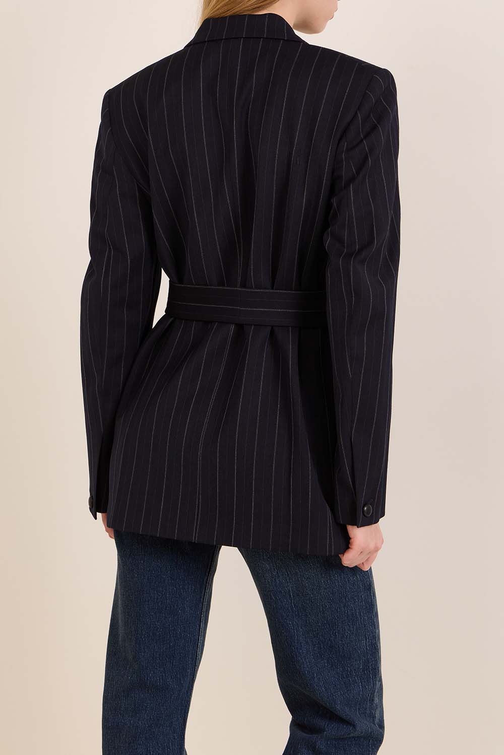 תמונת דוגמן אחורית של ז'קט מחוייט עם חגורה