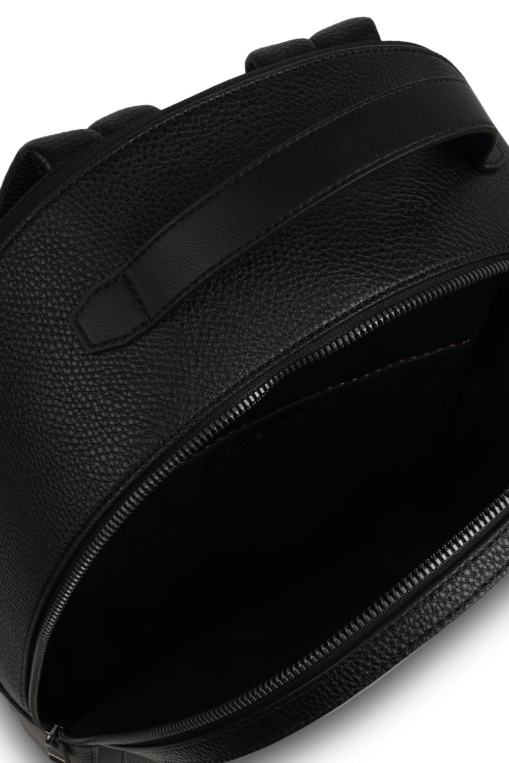 תמונת פנים של תיק גב עם לוגו מטאלי