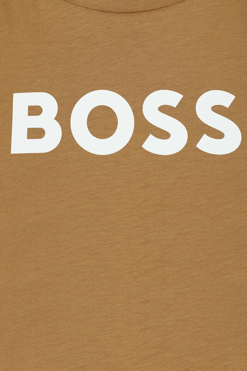 תמונה אחורית של חולצת לוגו בצבע בז' כהה