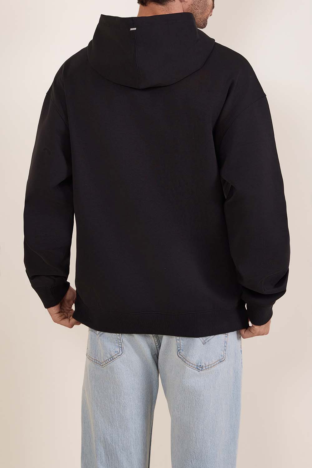 תמונת דוגמן אחורית של סווטשירט קפוצ'ון