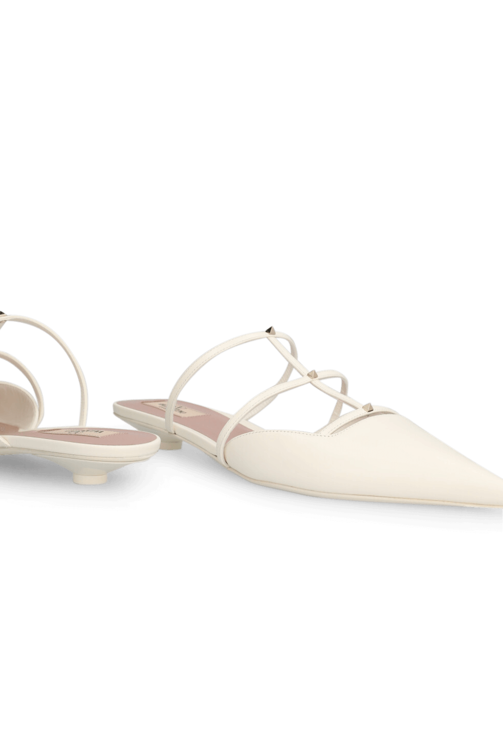 תמונת תקריב של נעלי מיולס