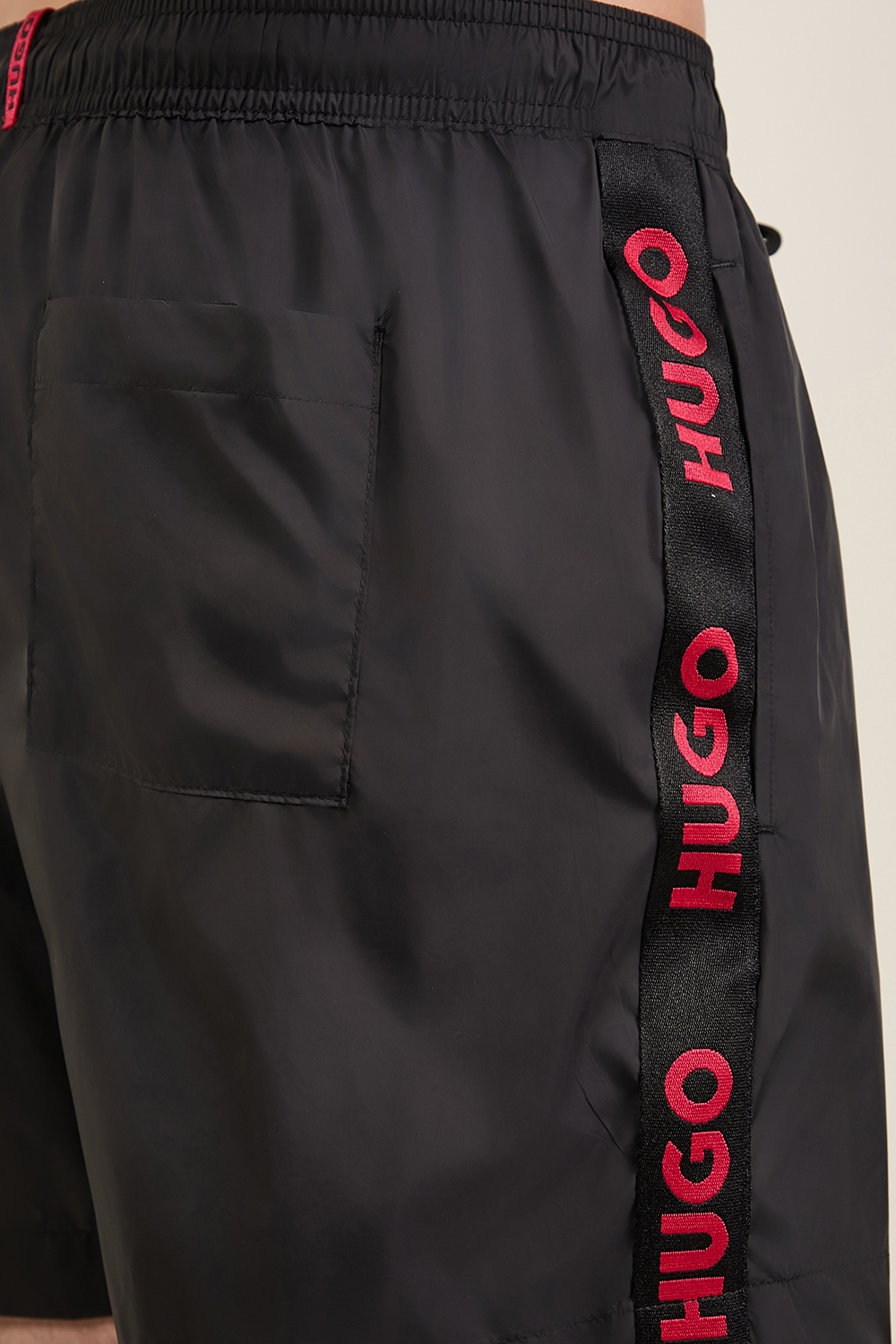 תמונת תקריב דוגמן של מכנסי בגד ים