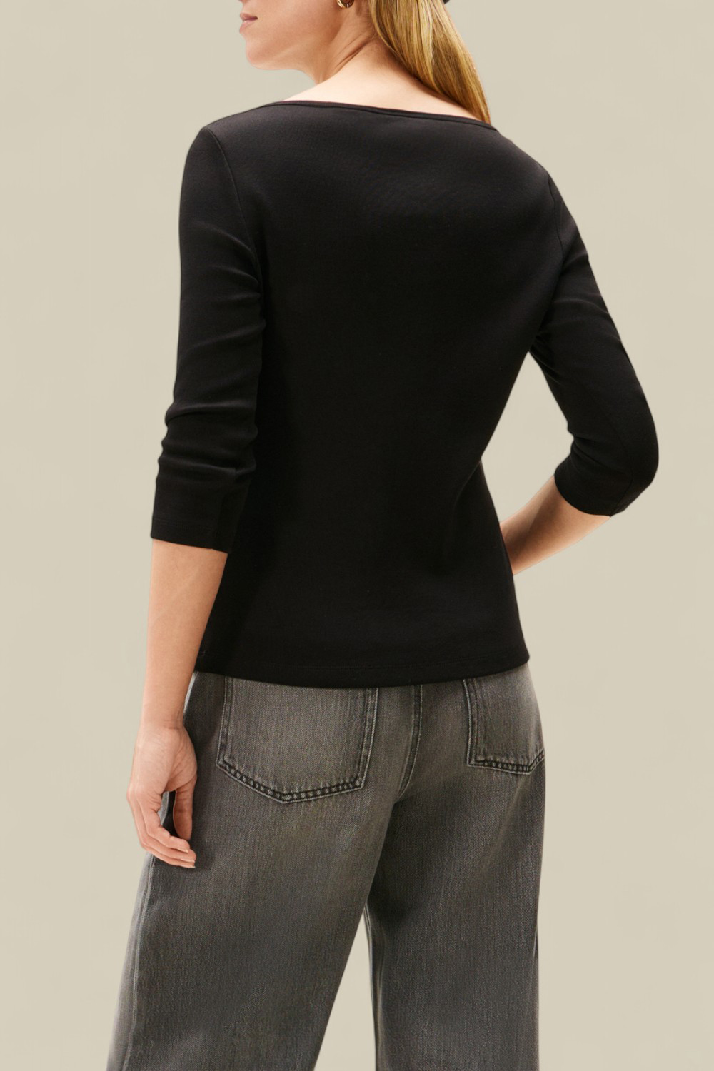 תמונת דוגמן אחורית של חולצת טי סלים פיט