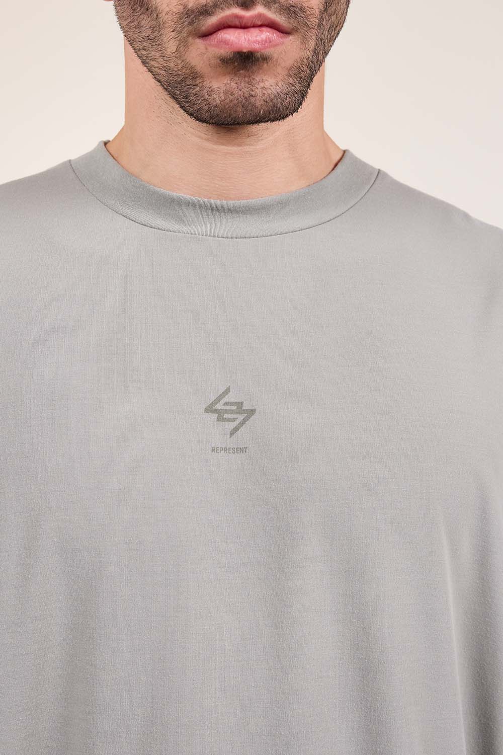 תמונת דוגמן אחורית של גופייה אוברסייז