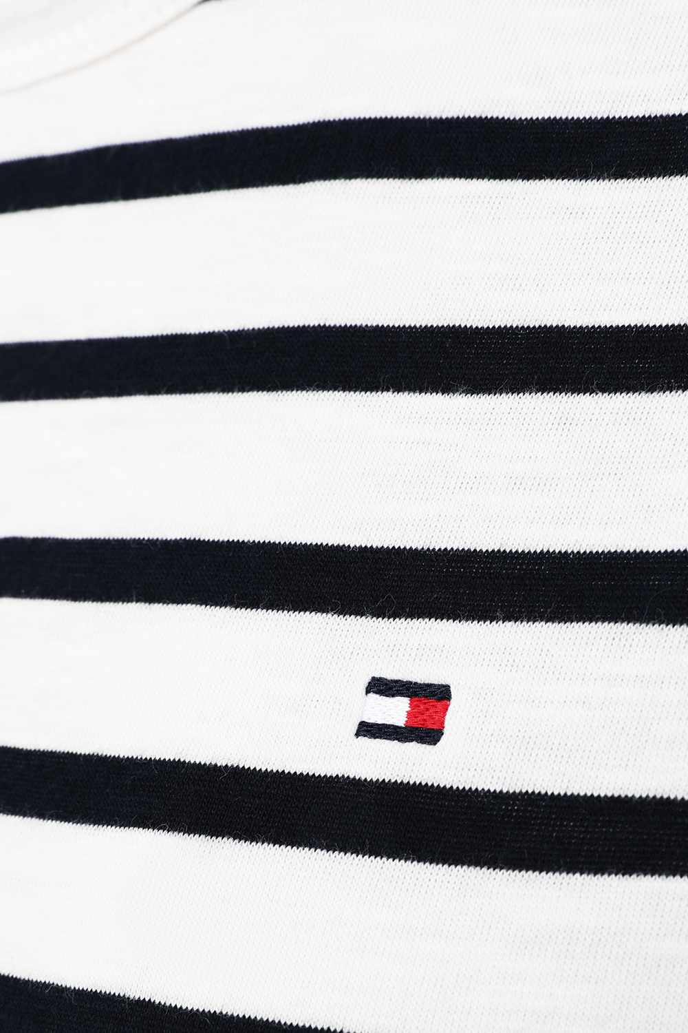 תמונה אחורית של חולצת טי סלים סלאב