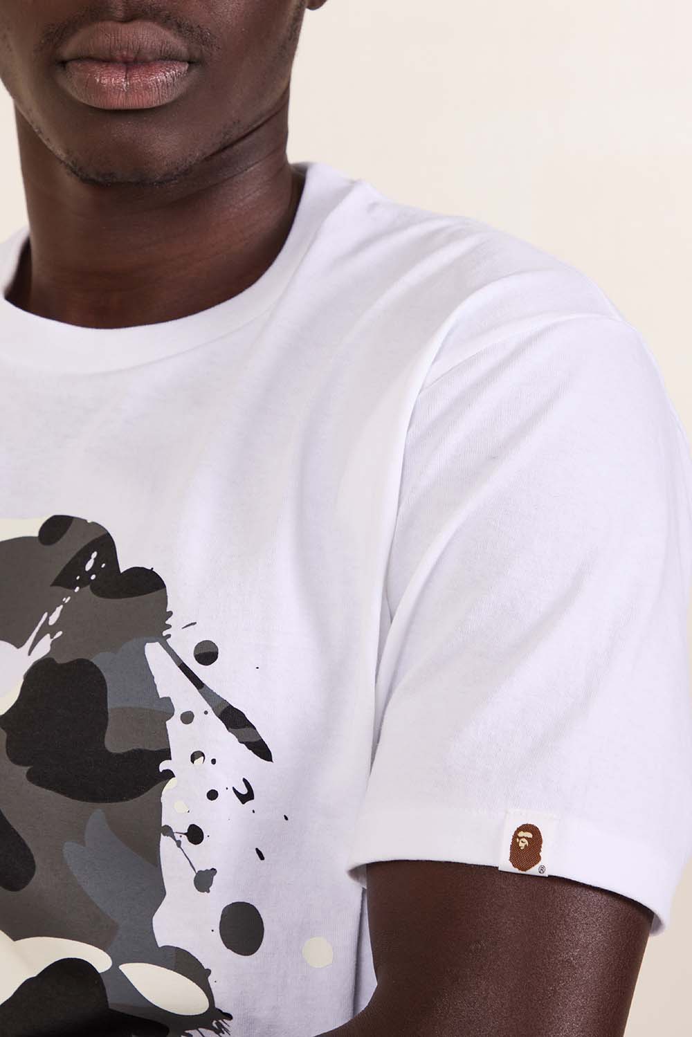 תמונת תקריב דוגמן של חולצת טי