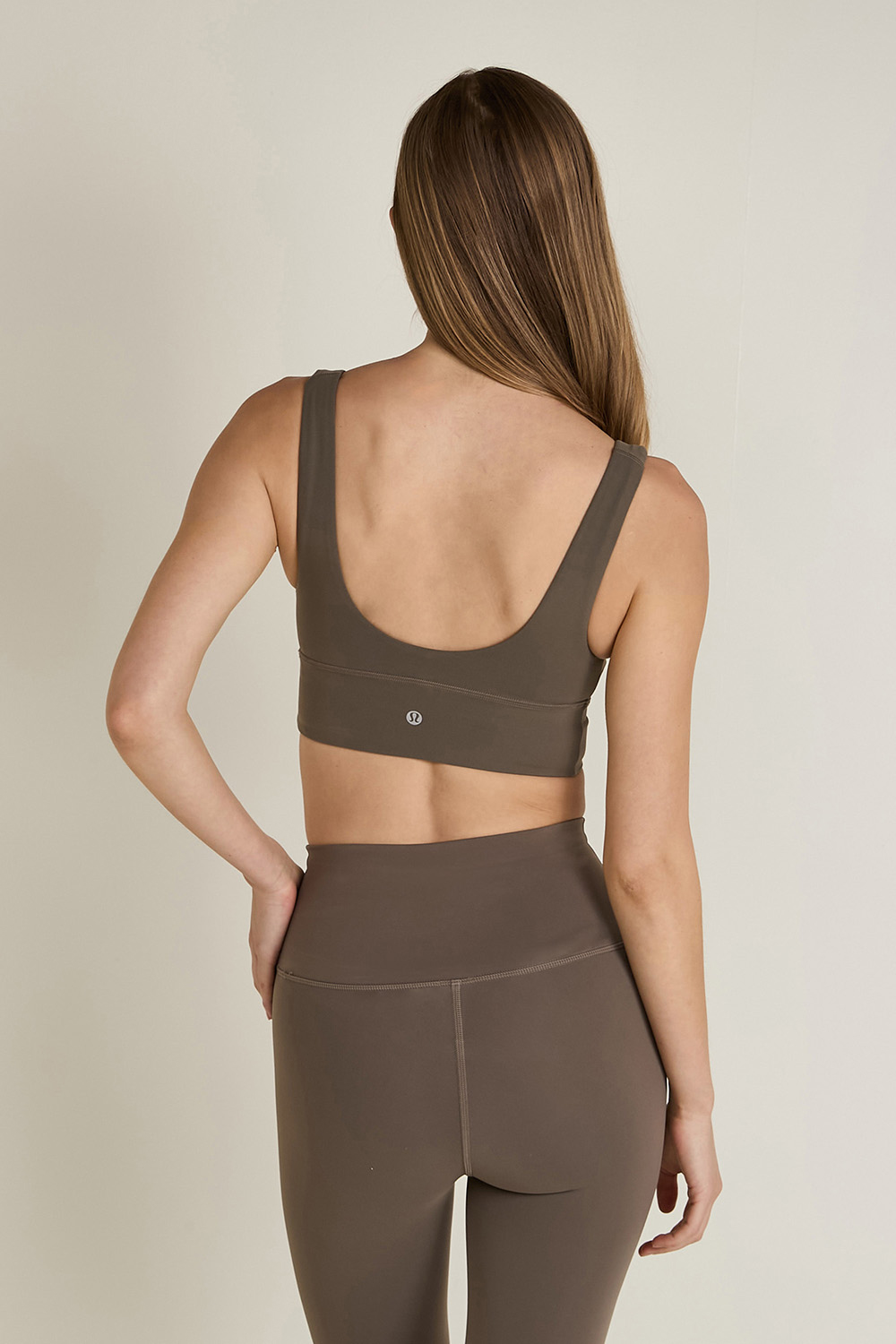 תמונת דוגמן אחורית של Align V Neck Bra C/D