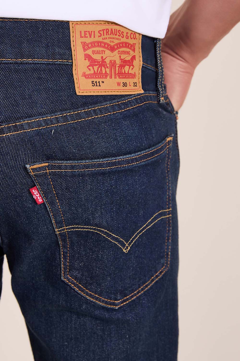 תמונת תקריב דוגמן של מכנסי ג'ינס סלים פיט 511