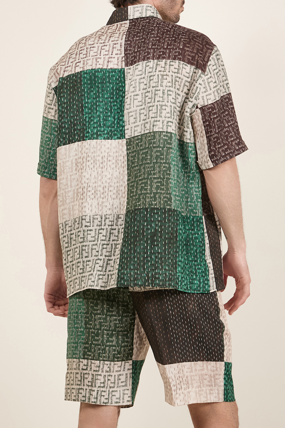 תמונת דוגמן אחורית של חולצה מכופתרת פאטצ'וורק