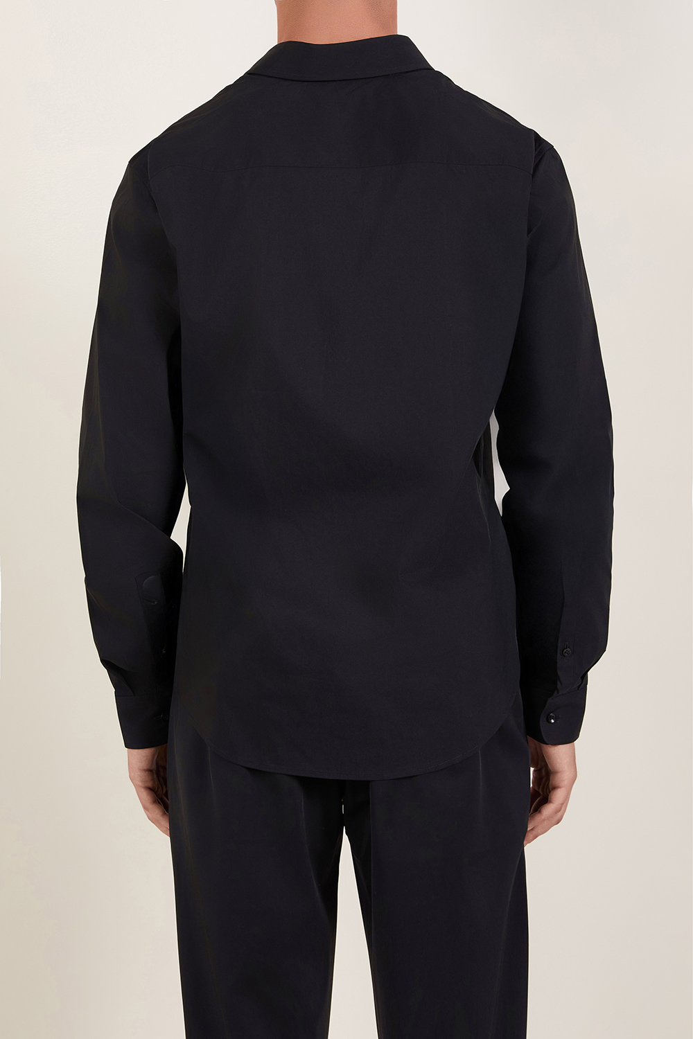 תמונת דוגמן אחורית של חולצת כפתורים