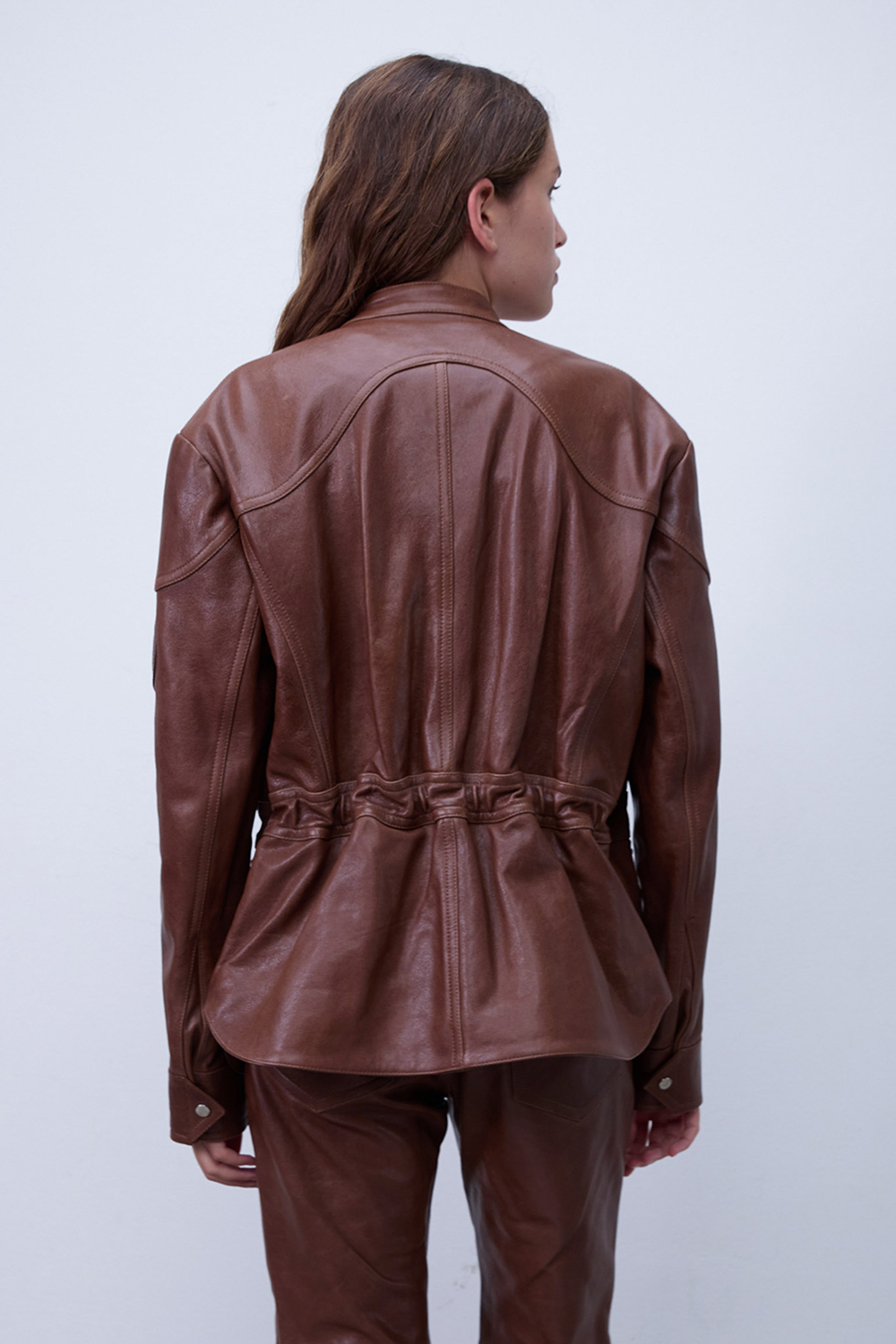 תמונת דוגמן אחורית של ז'קט עור