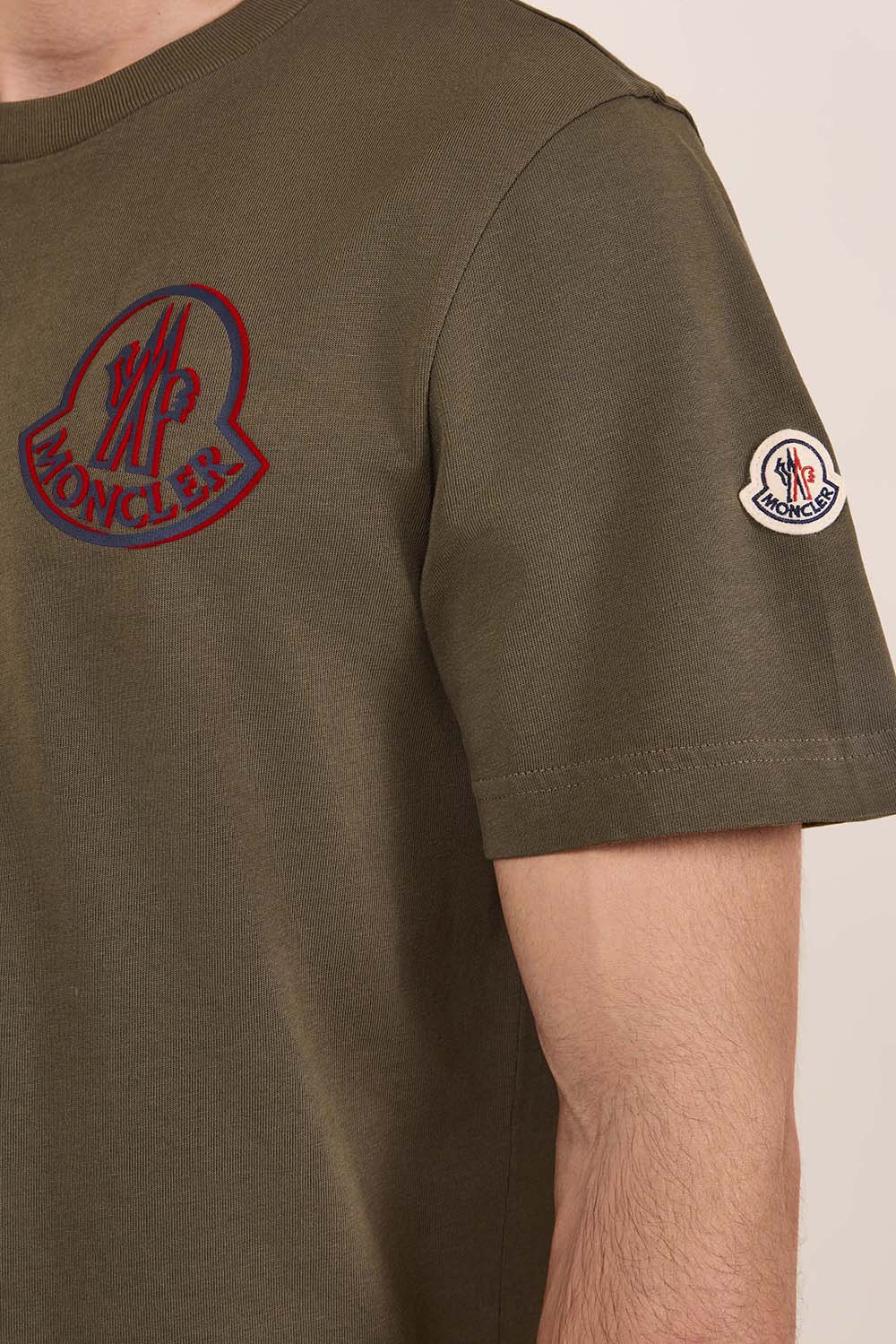 תמונת תקריב דוגמן של חולצת טי