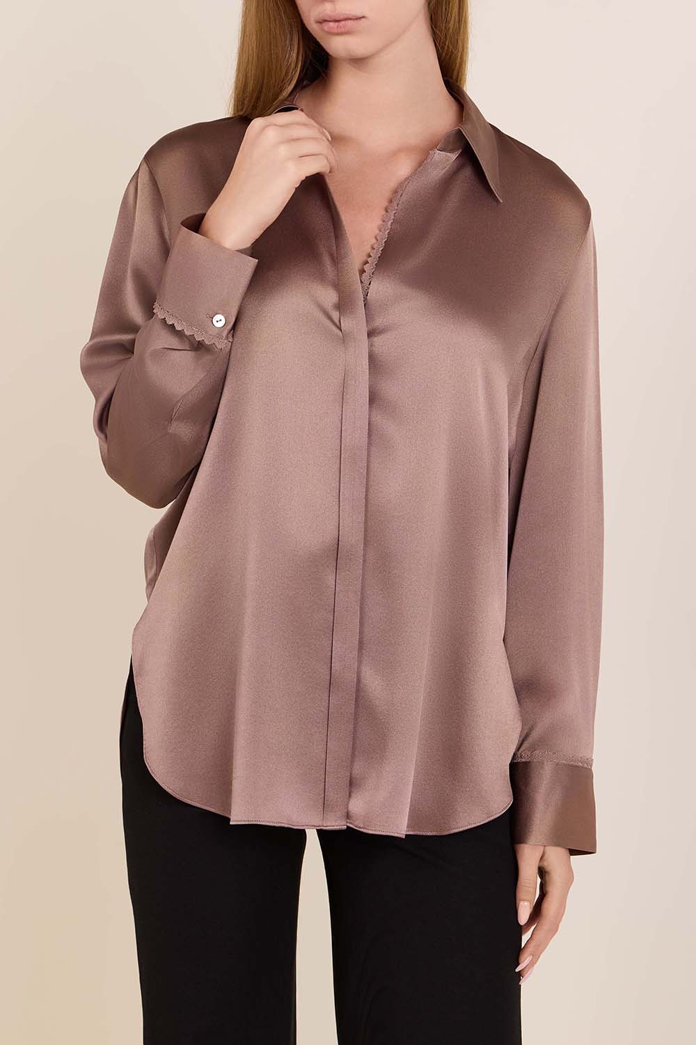 תמונת דוגמן קידמית של חולצת כפתורים עם תחרה בצווארון