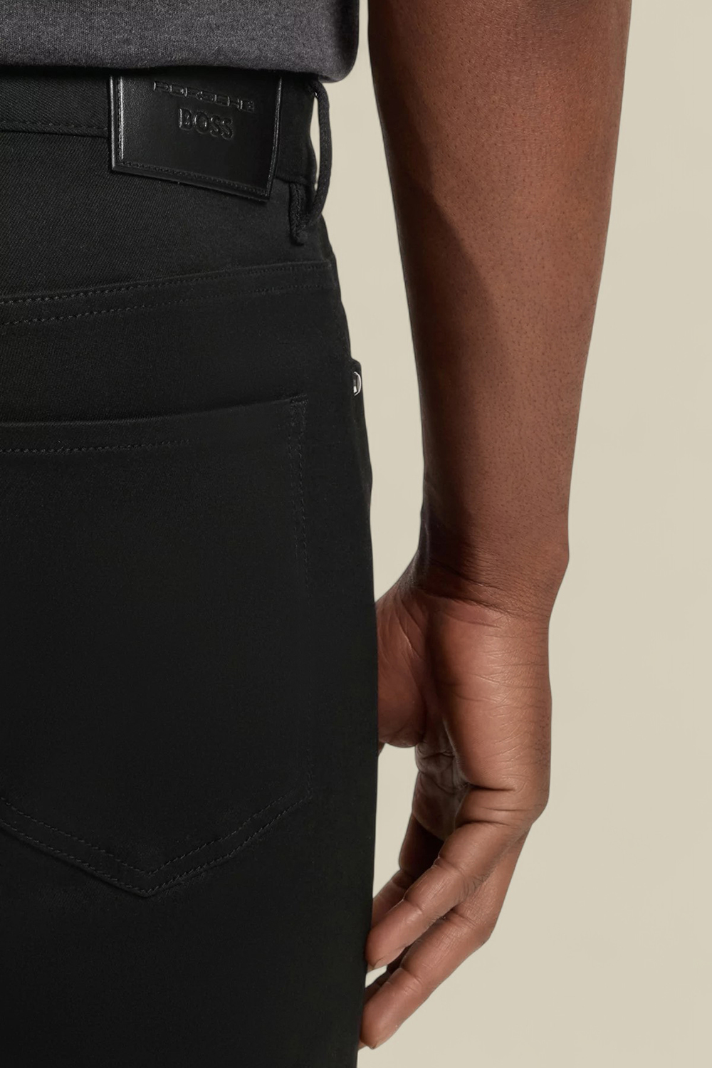 תמונת תקריב דוגמן של בוס X פורשה מכנסי ג'ינס