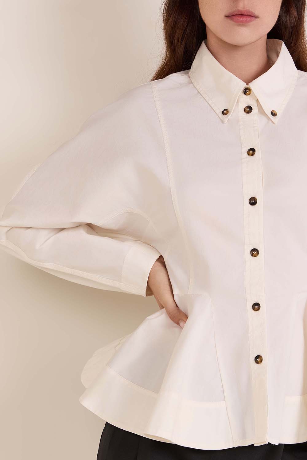 תמונת תקריב דוגמן של חולצת כפתורים פפלום