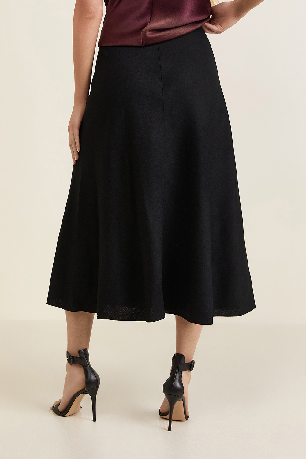 תמונת דוגמן אחורית של חצאית מידי