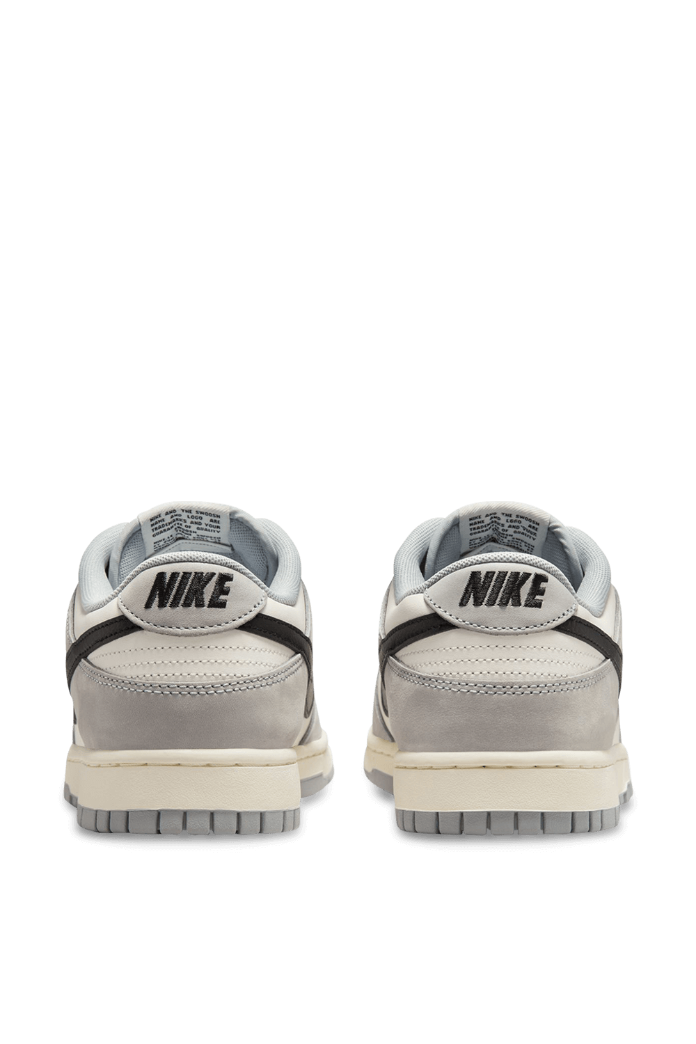 תמונה אחורית של נעלי סניקרס דאנק