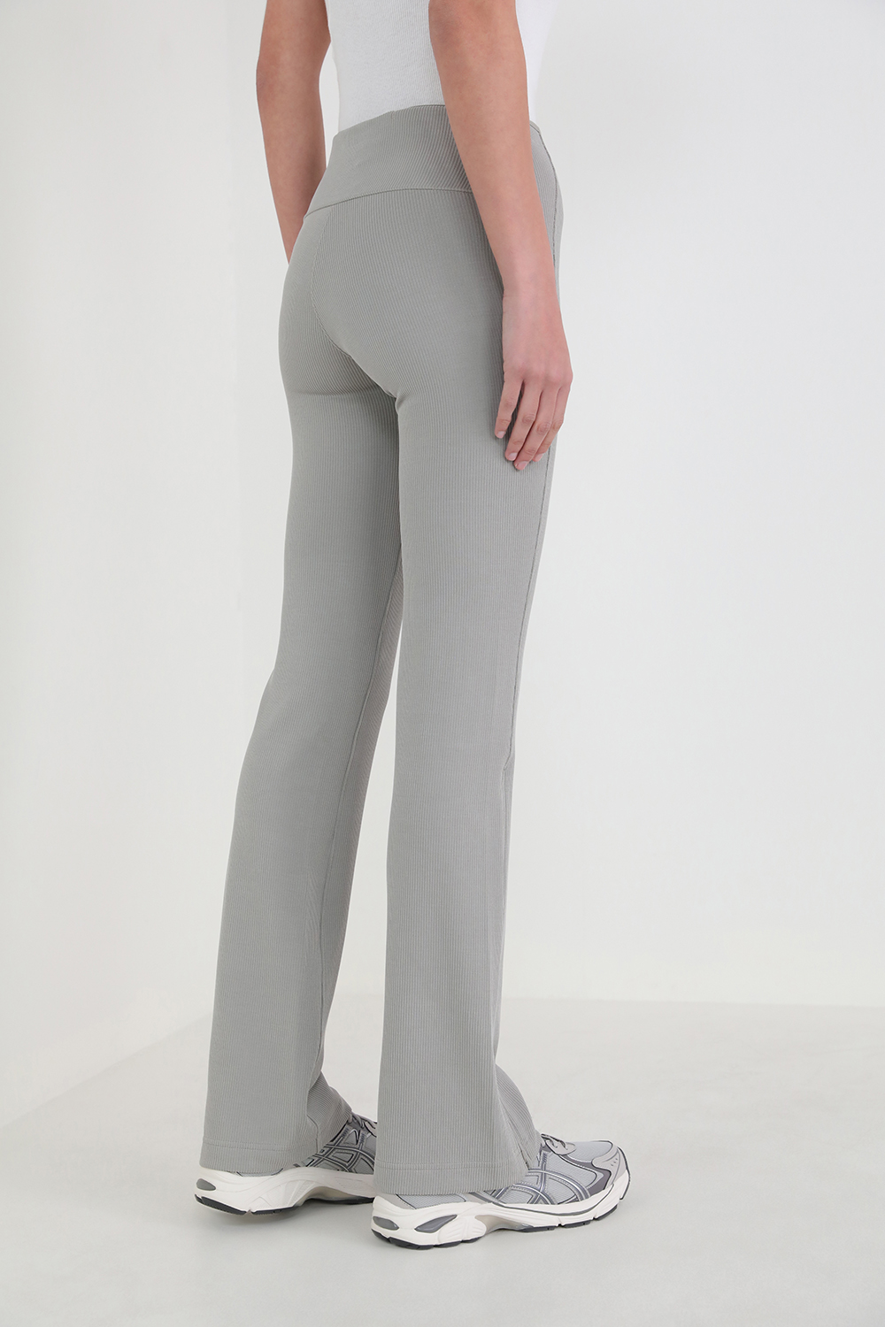 תמונת דוגמן אחורית של Brushed Softstreme Ribbed Zip Flared Pant 32.5