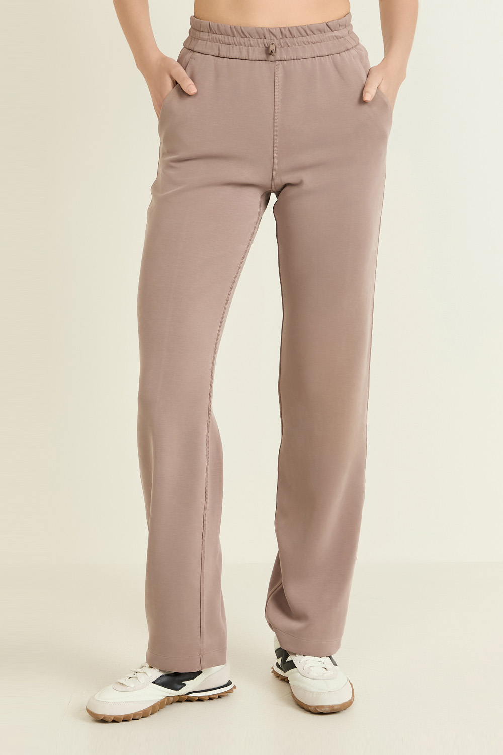 תמונת דוגמן קידמית של Softstreme™ High-Rise Pant Regular