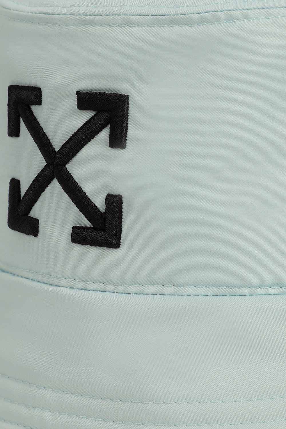 תמונת תקריב של כובע באקט עם לוגו חץ רקום