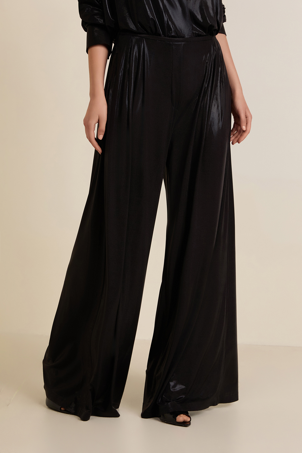 תמונת דוגמן קידמית של מכנסי קפלים ארוכים