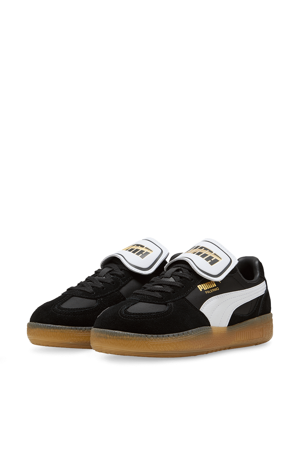 תמונת תקריב של נעלי סניקרס