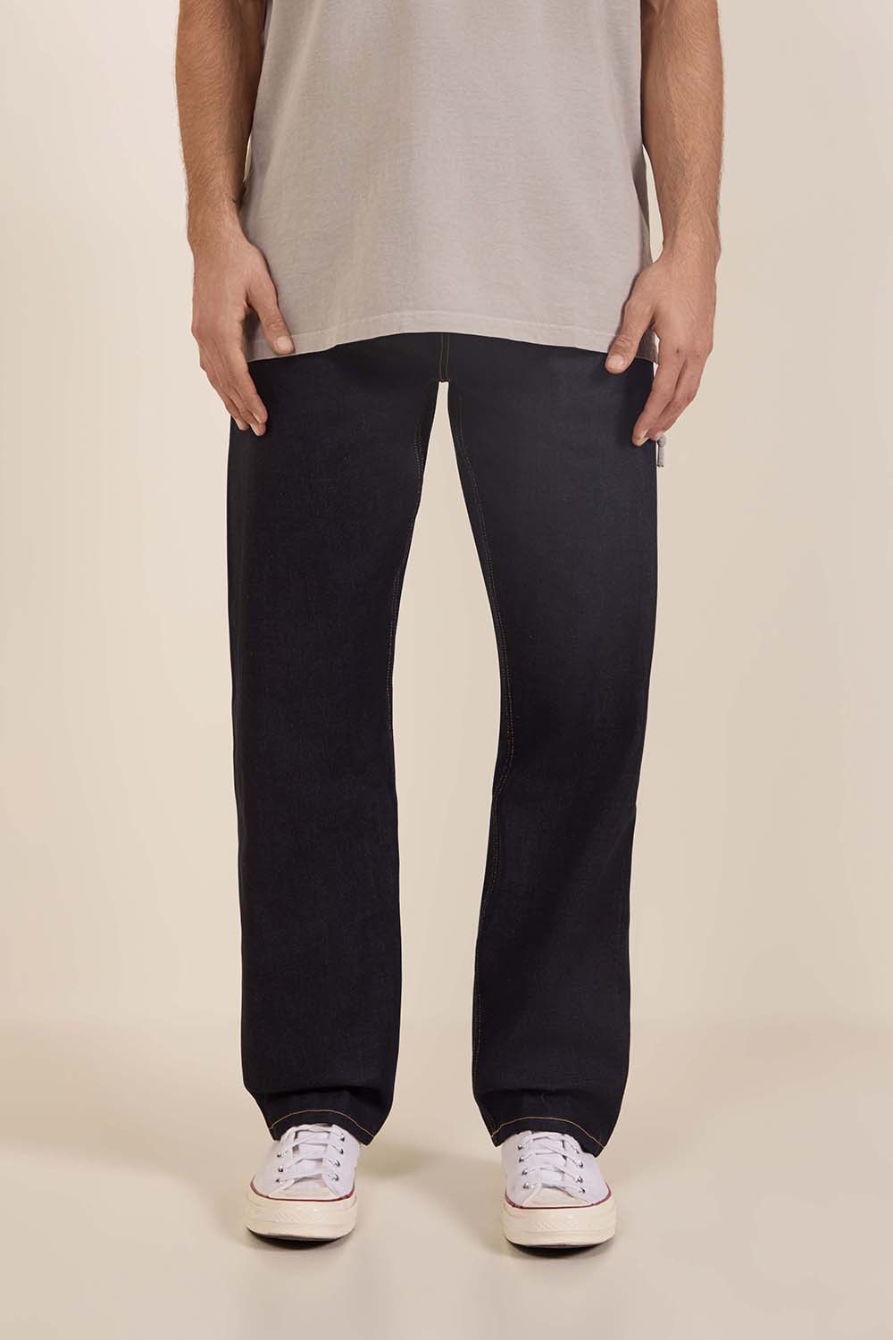 תמונת דוגמן קידמית של מכנסי ג'ינס משוחררים