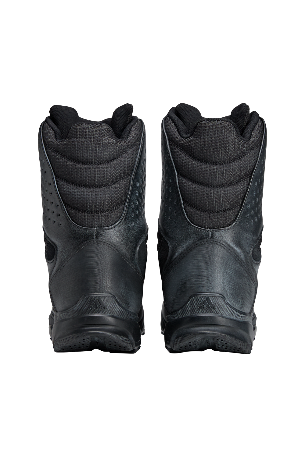 תמונת תקריב של אדידס X טאג קלאב מגפונים