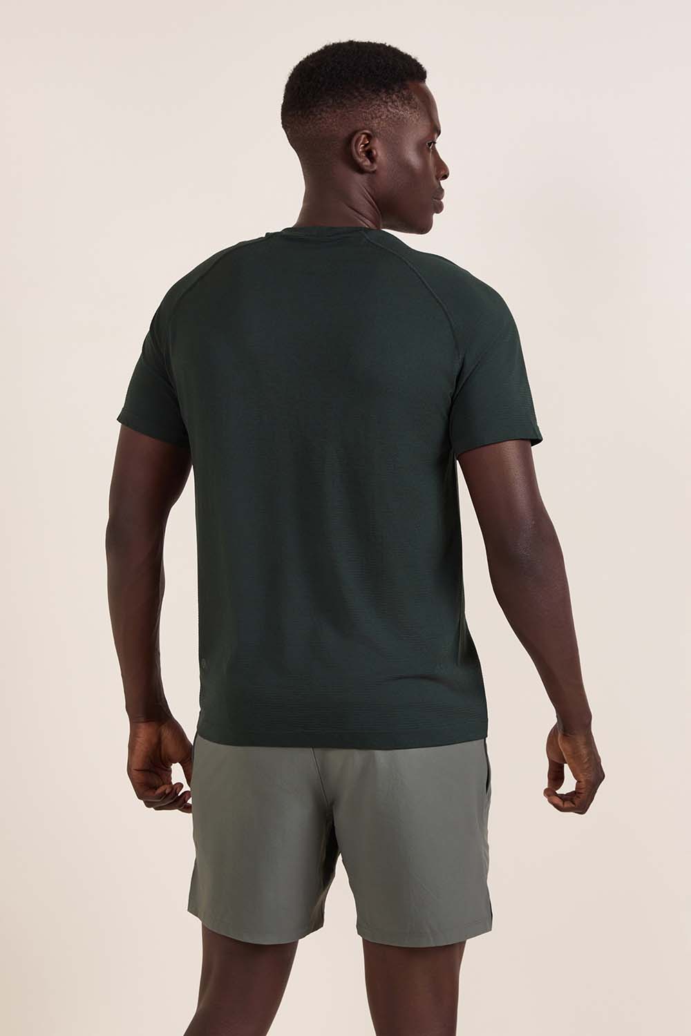 תמונת דוגמן אחורית של Metal Vent Tech Short Sleeve Shirt