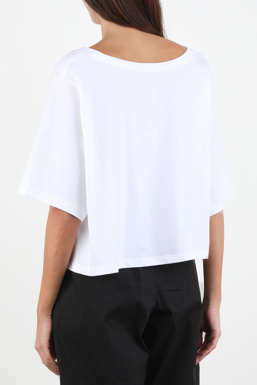 תמונת דוגמן אחורית של חולצת טי קצרה עם לוגו בגוון לבן