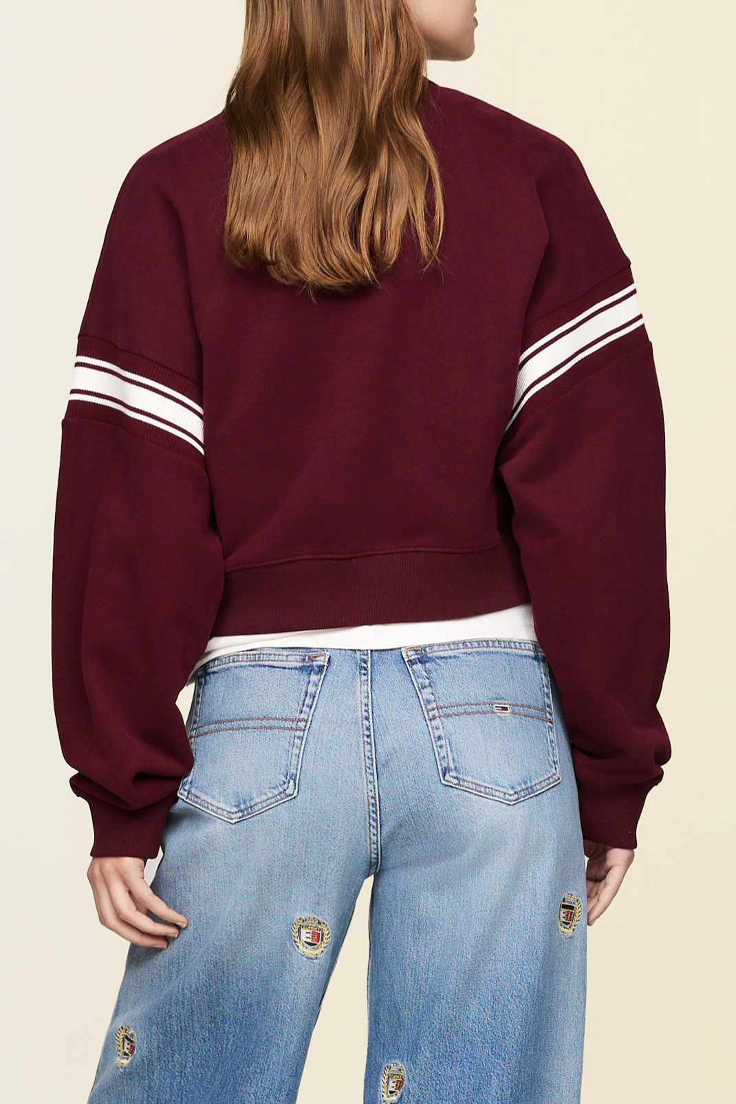 תמונת דוגמן אחורית של סווטשירט עם צווארון מעוגל