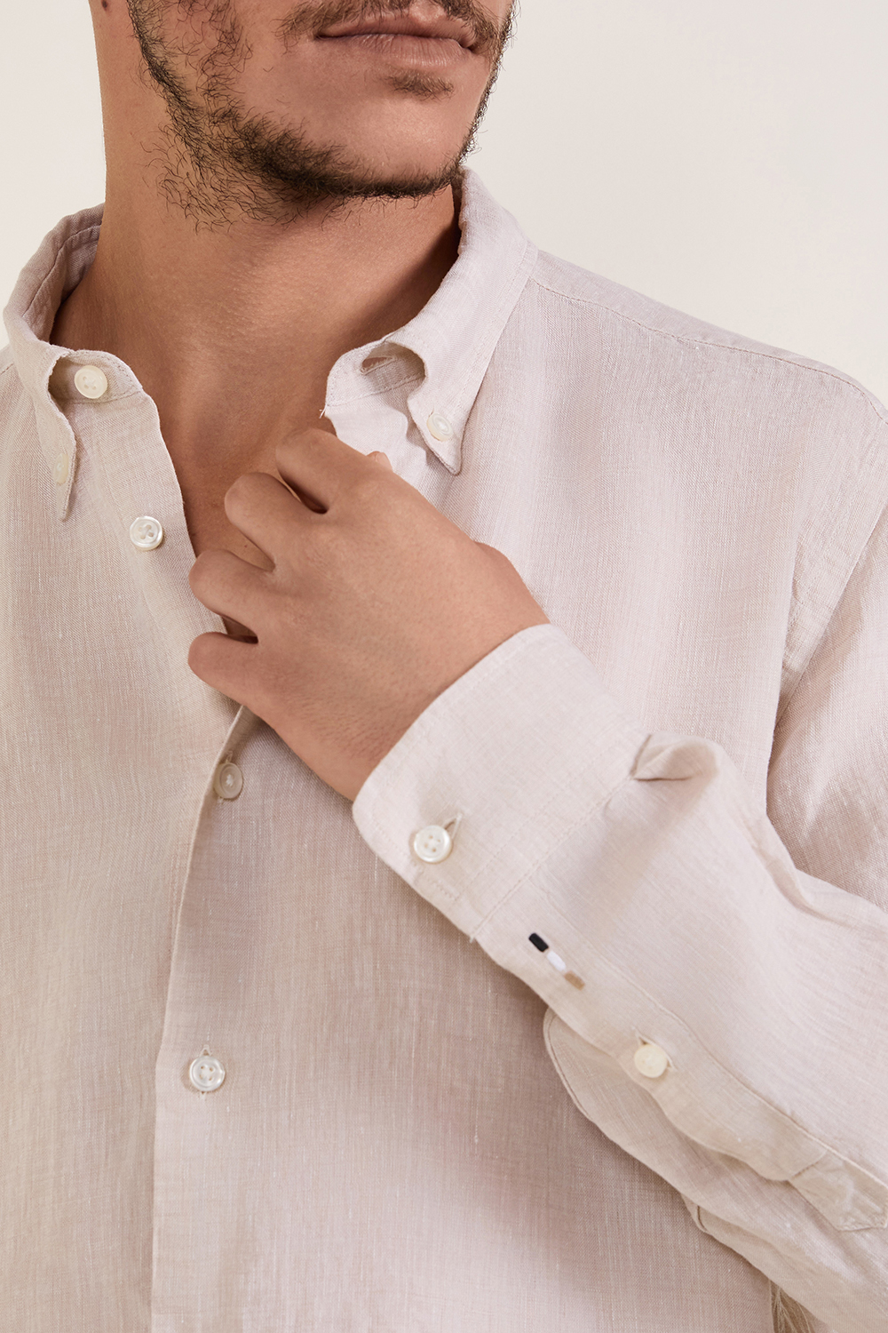 תמונת תקריב דוגמן של חולצת כפתורים מפשתן