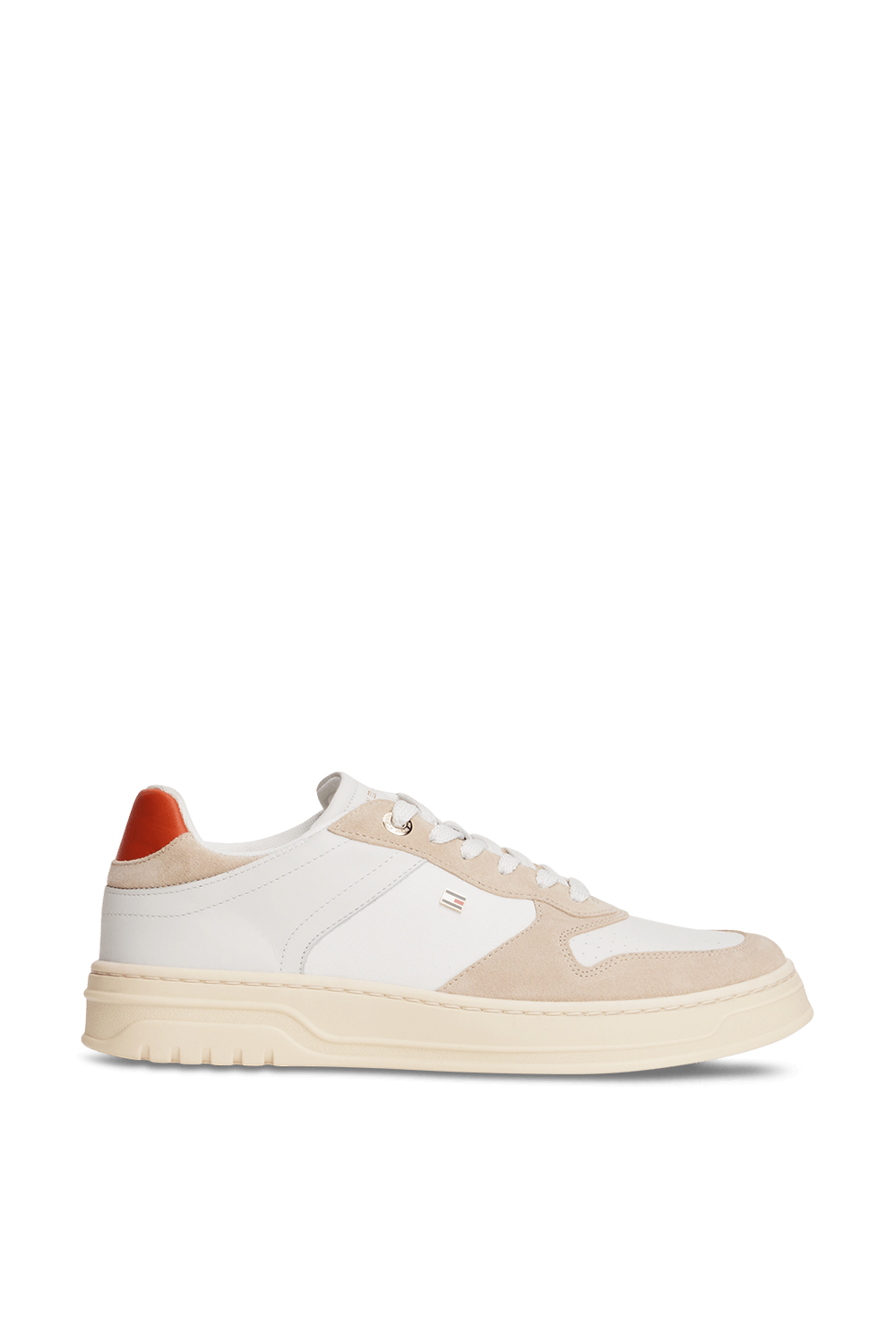 תמונה קידמית של נעלי סניקרס