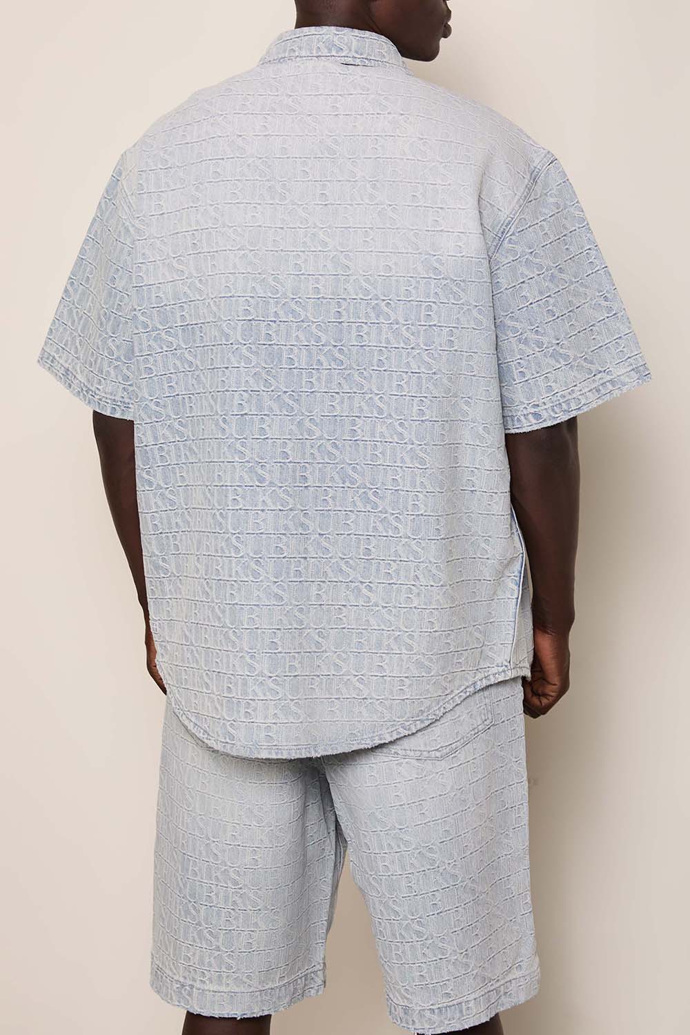 תמונת תקריב דוגמן של חולצת כפתורים