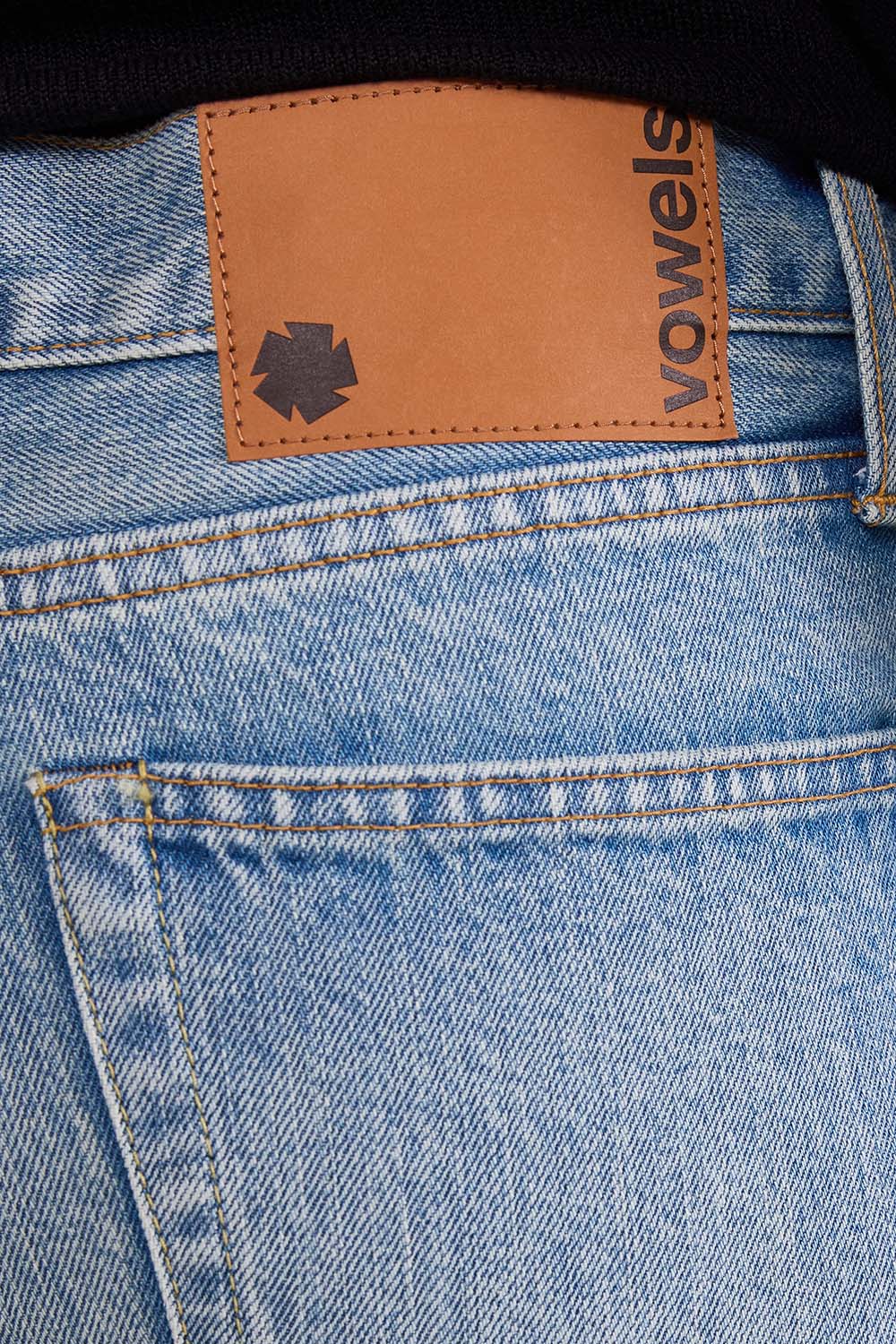 תמונת דוגמן אחורית של מכנסי ג'ינס בגזרה ישרה