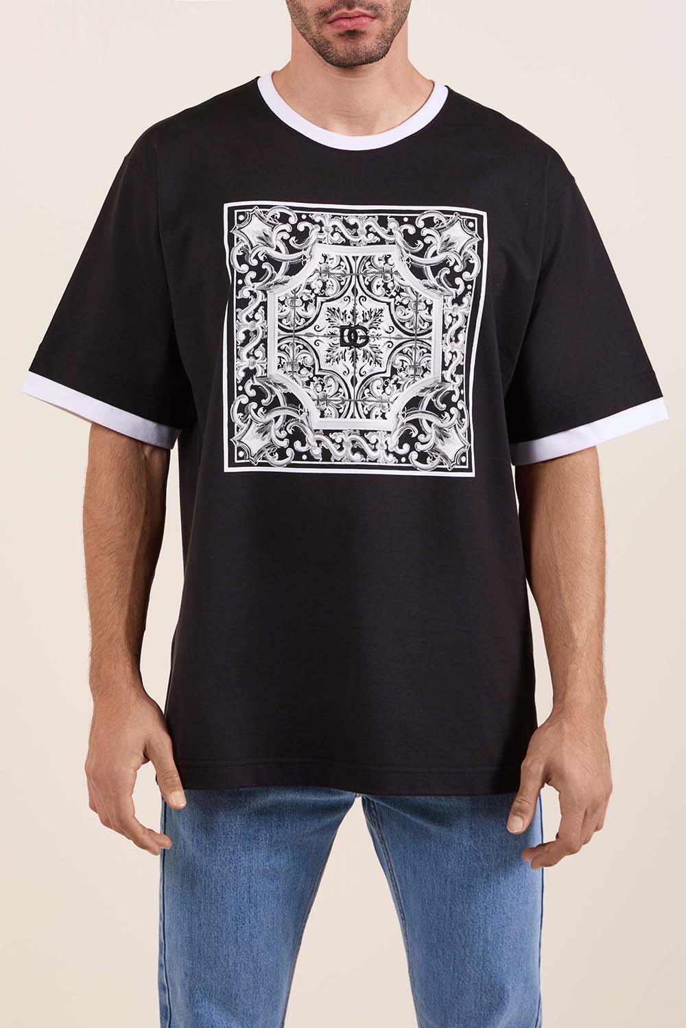 תמונת דוגמן קידמית של חולצת טי מג'וליקה