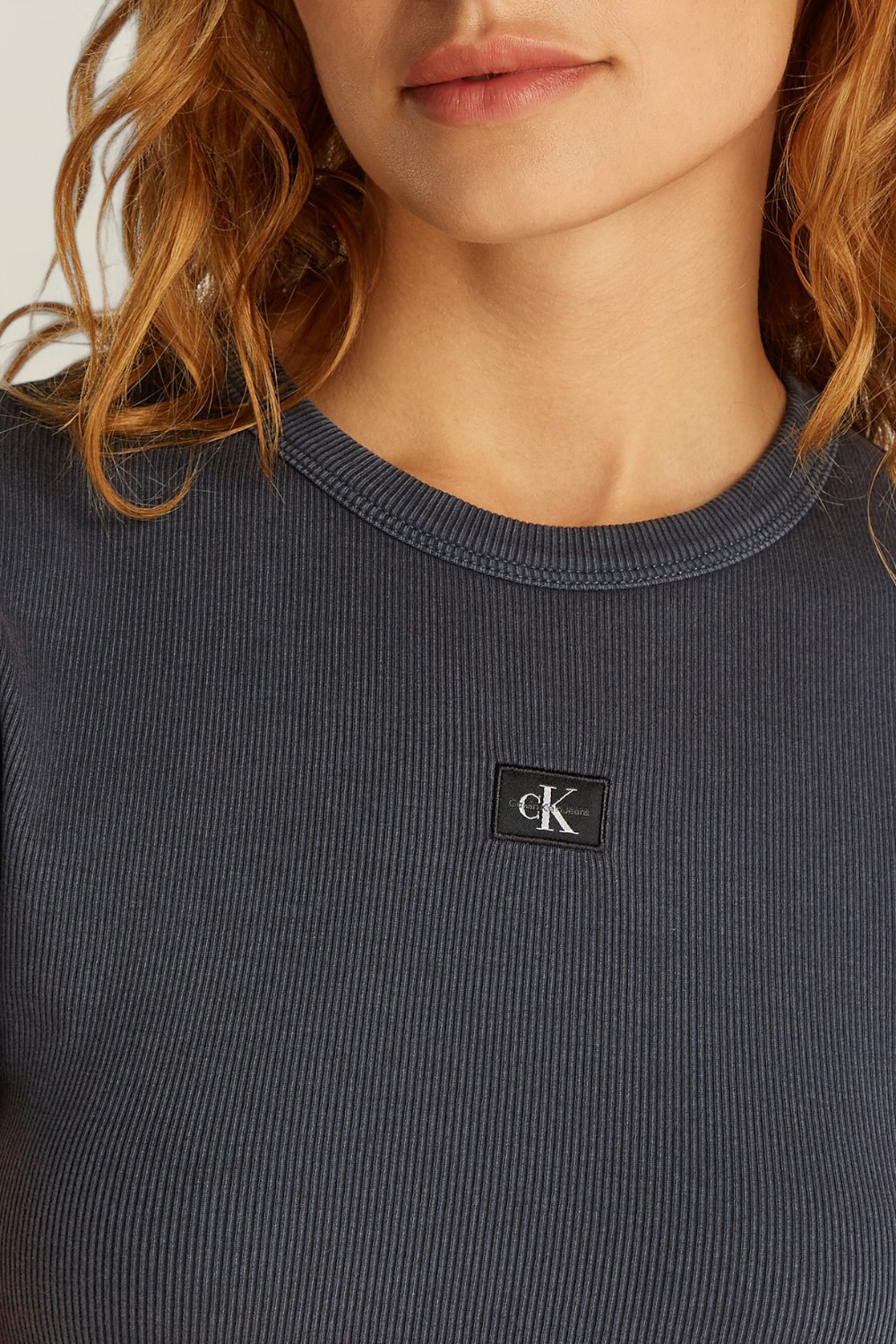 תמונת תקריב דוגמן של חולצת טי ריב