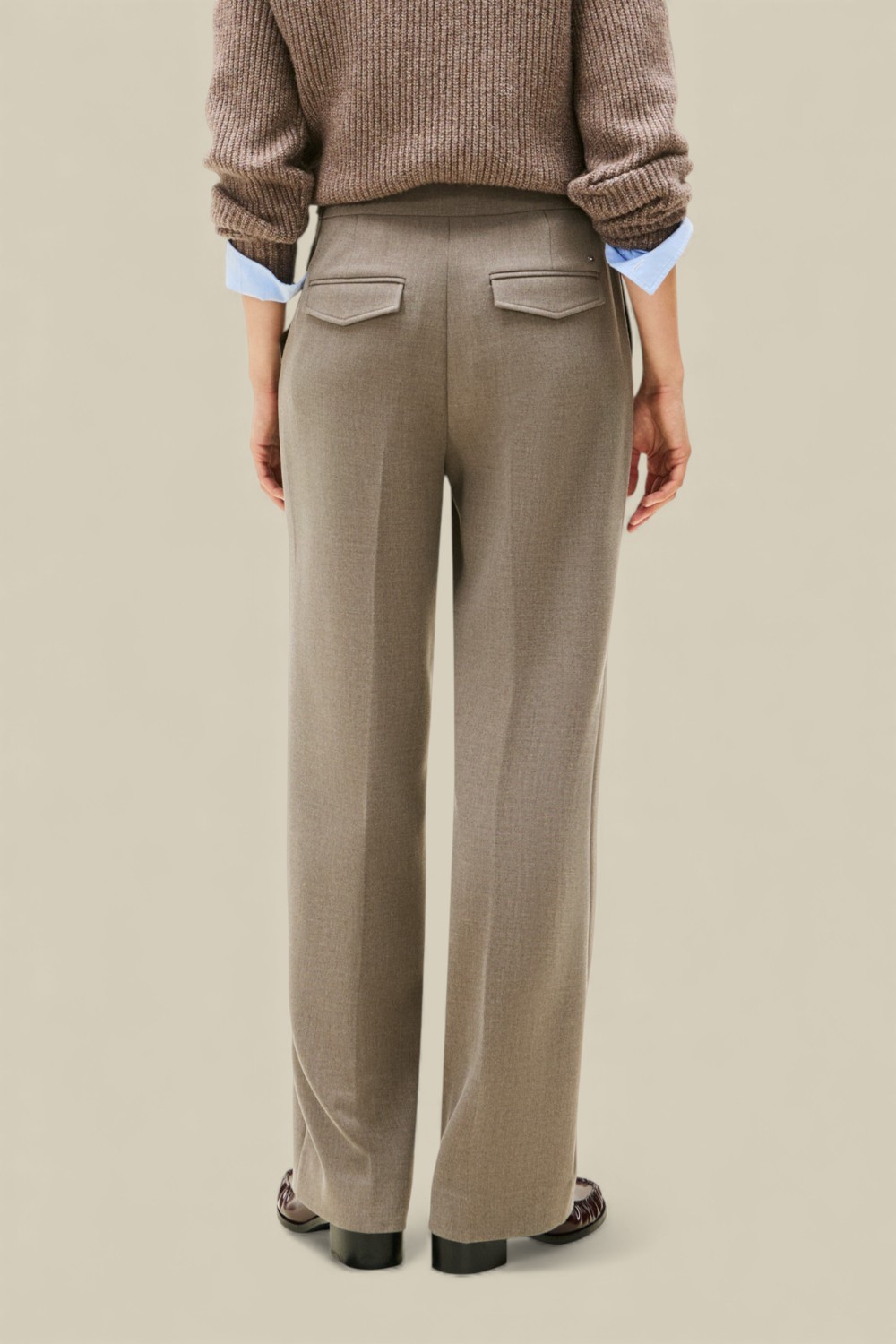 תמונת דוגמן אחורית של מכנסיים מחוייטים בגזרה גבוהה