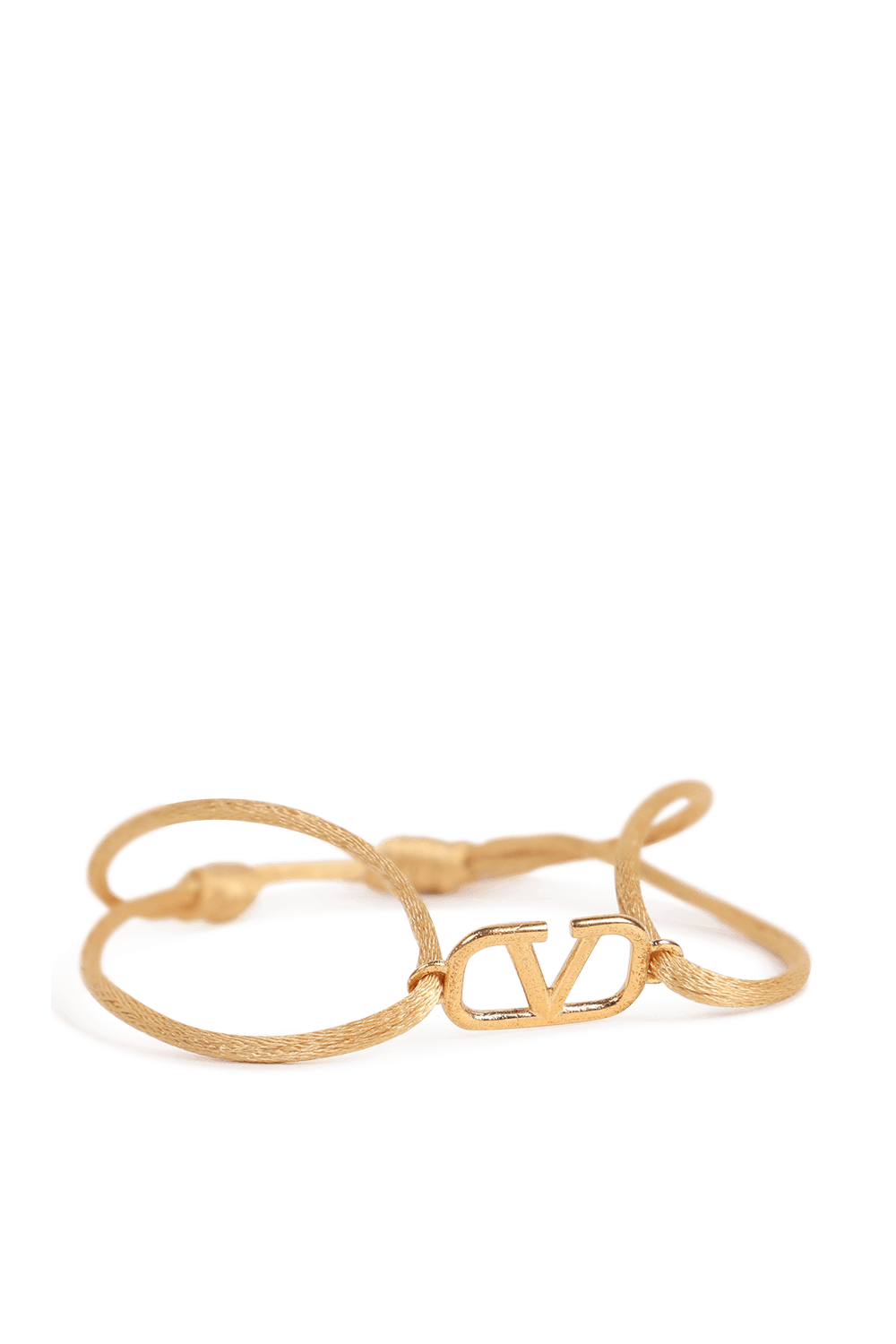 תמונת תקריב של צמיד חוט עם לוגו מטאלי בגוון זהב