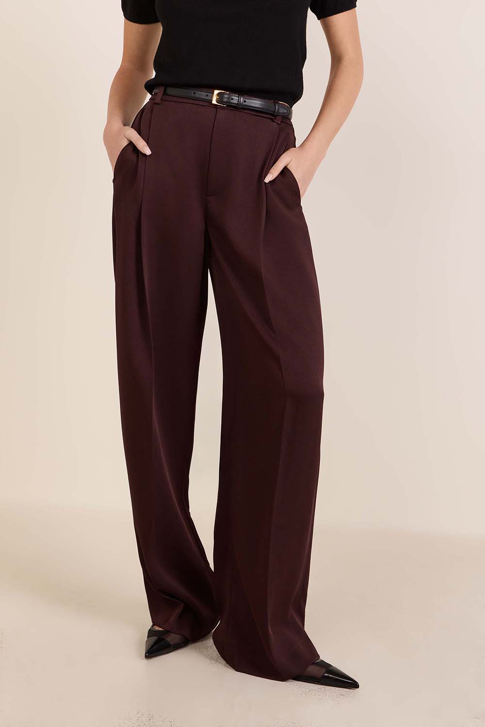 תמונת דוגמן קידמית של מכנסיים מחוייטים עם קפלים