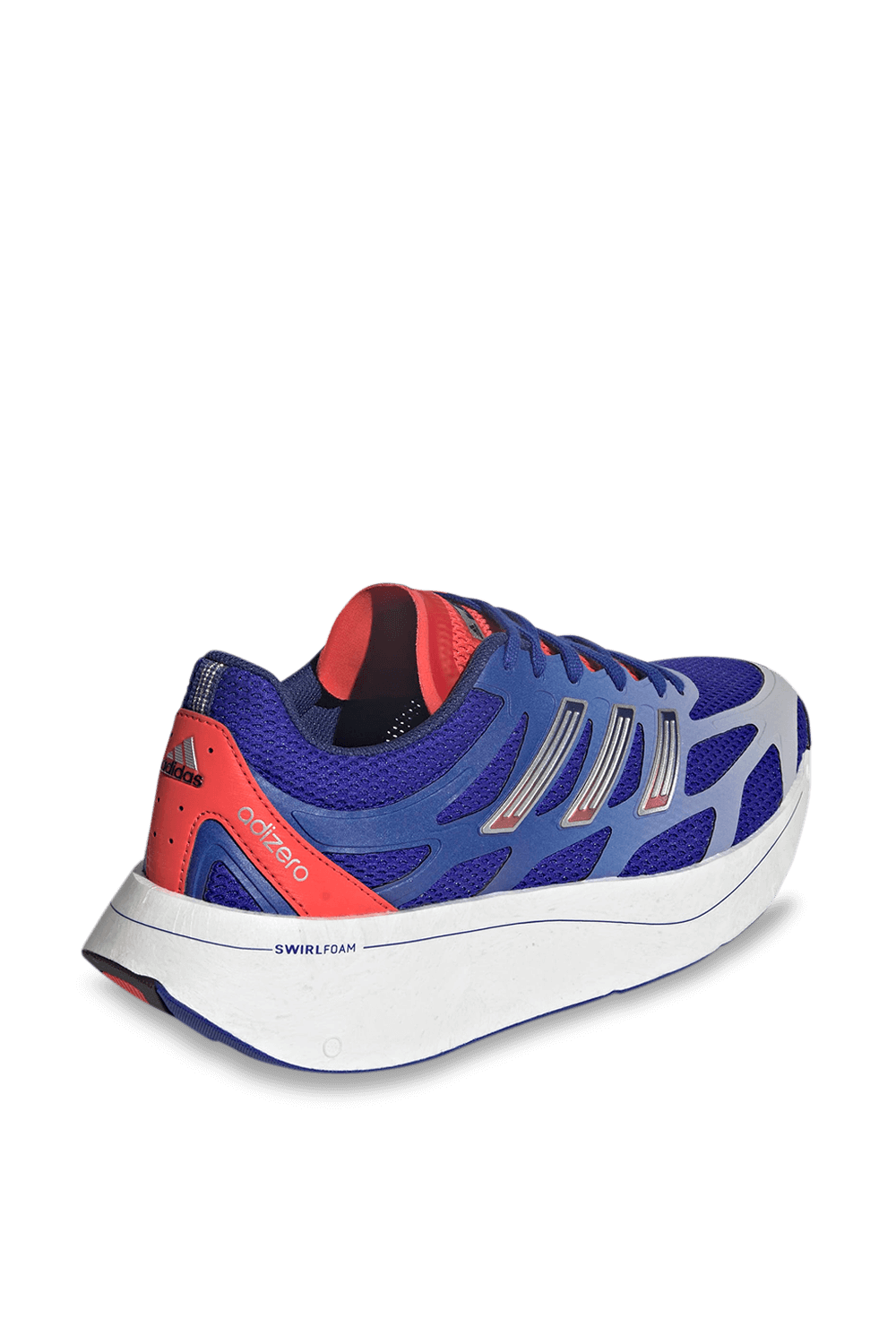 תמונת תקריב של נעלי סניקרס אדיזרו