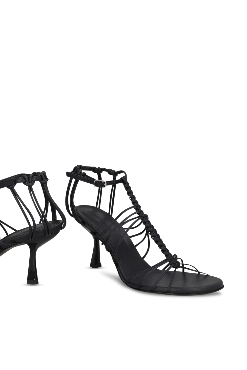 תמונת תקריב של סנדלי עקב