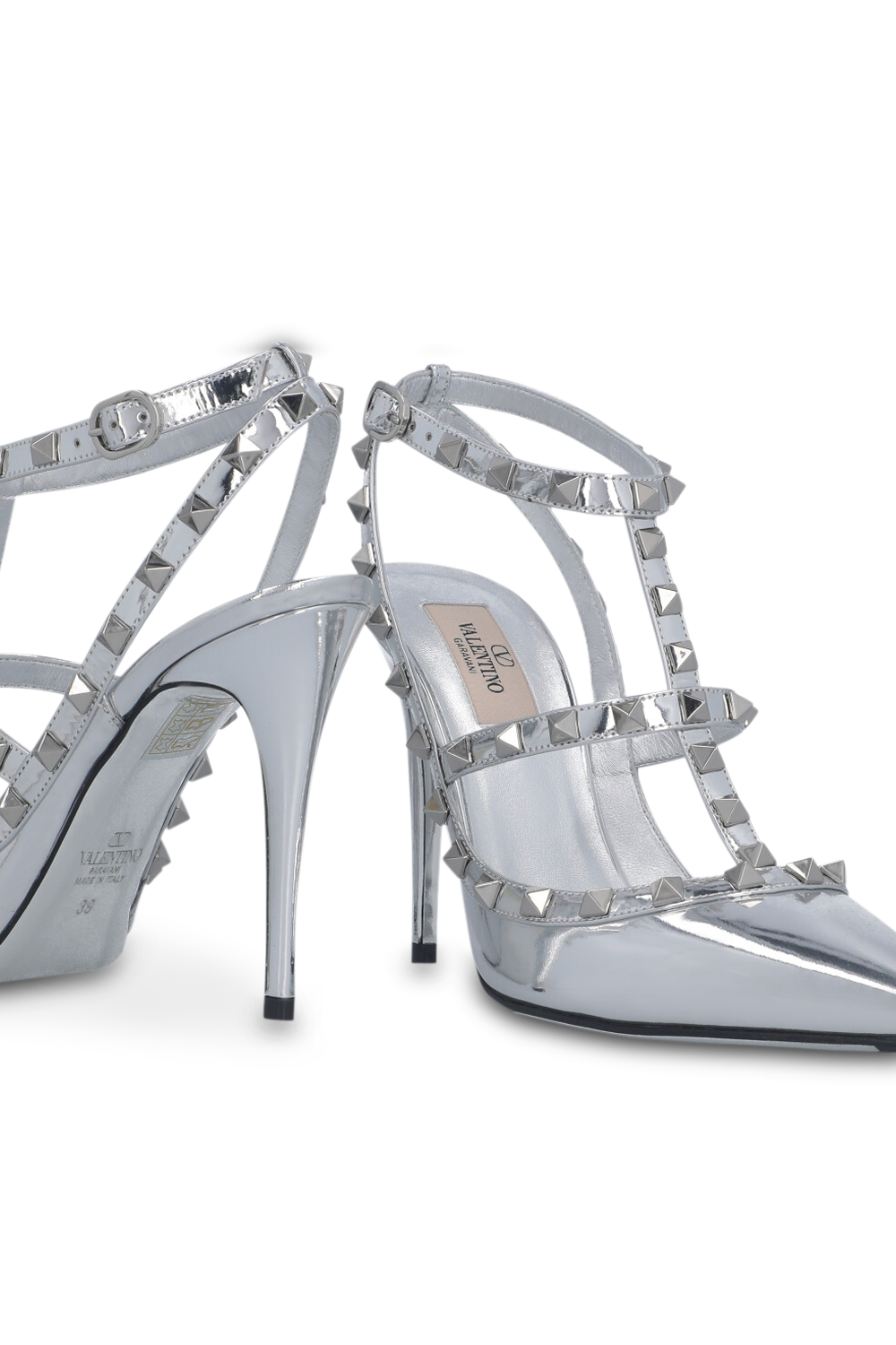 תמונת תקריב של נעלי עקב בעיטור ניטים