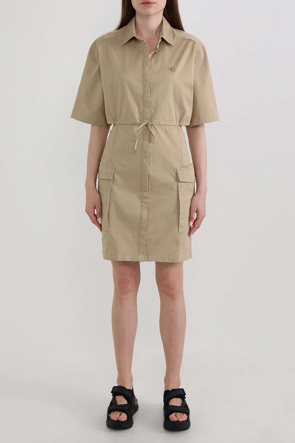 תמונת דוגמן קידמית של שמלה מכופתרת עם קאט אאוט