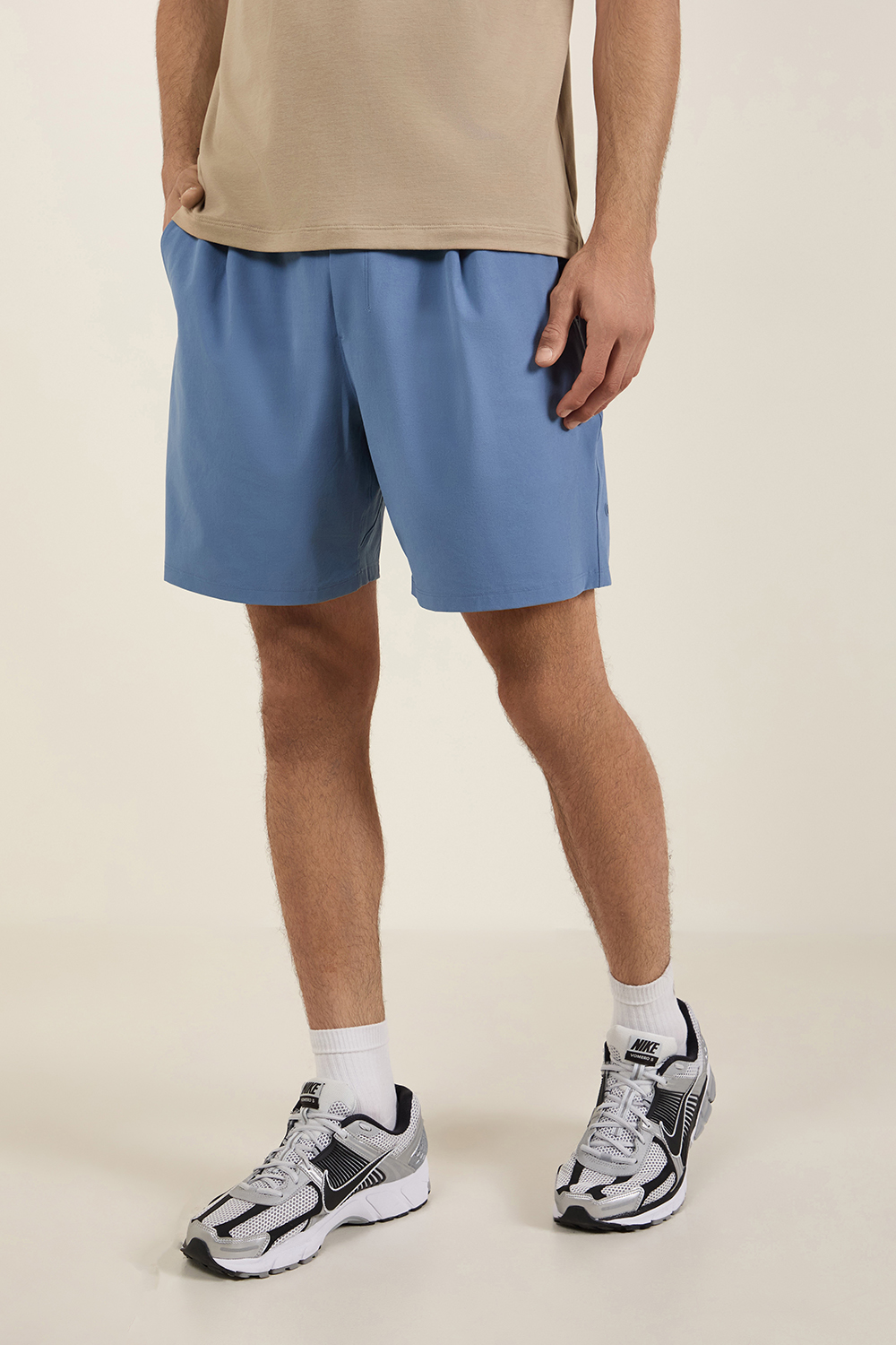 תמונת דוגמן קידמית של Balancer Woven Relaxed-Fit Pants