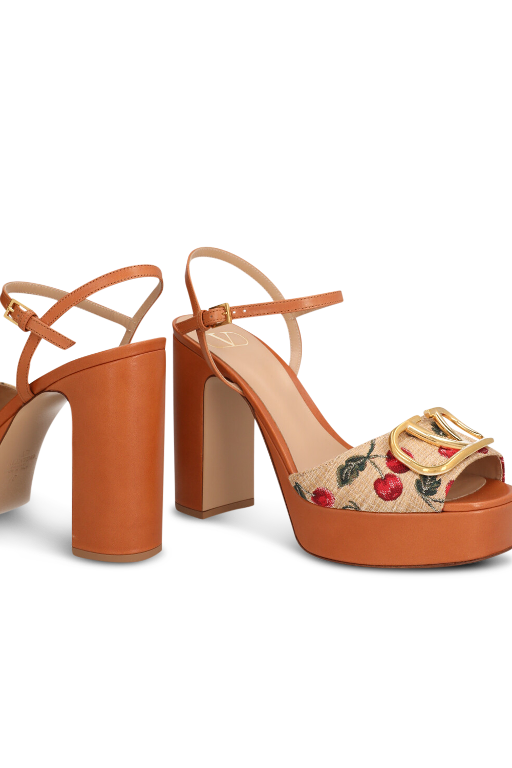 תמונת תקריב של סנדלי פלטפורמה