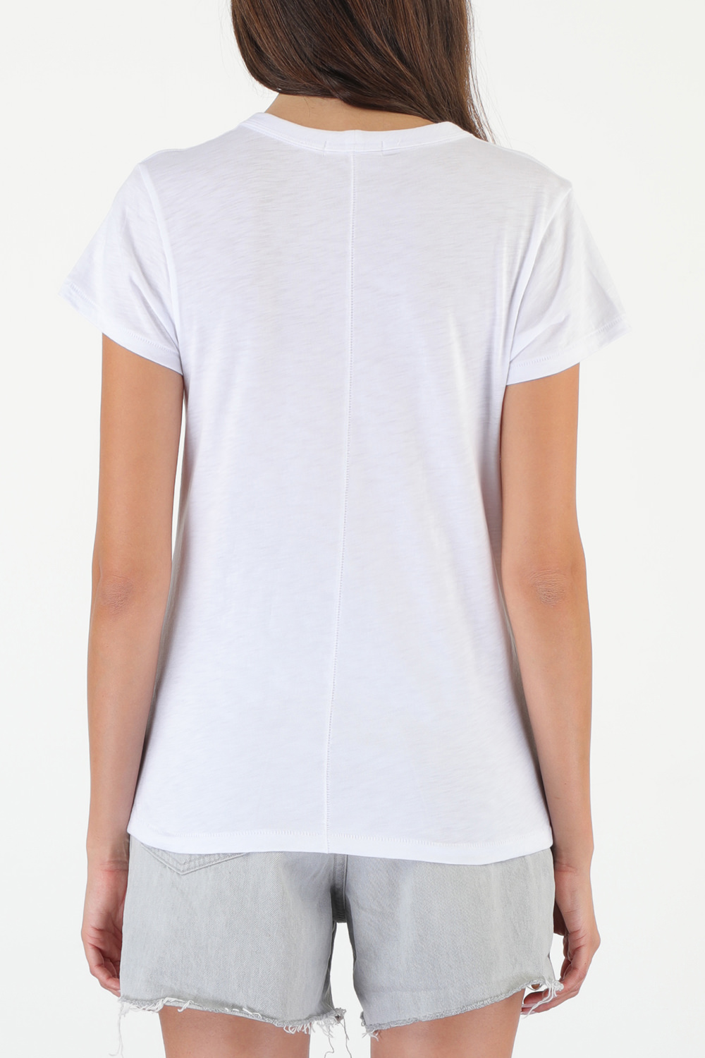 תמונת דוגמן אחורית של חולצת טי לבנה עם רקמת ורד