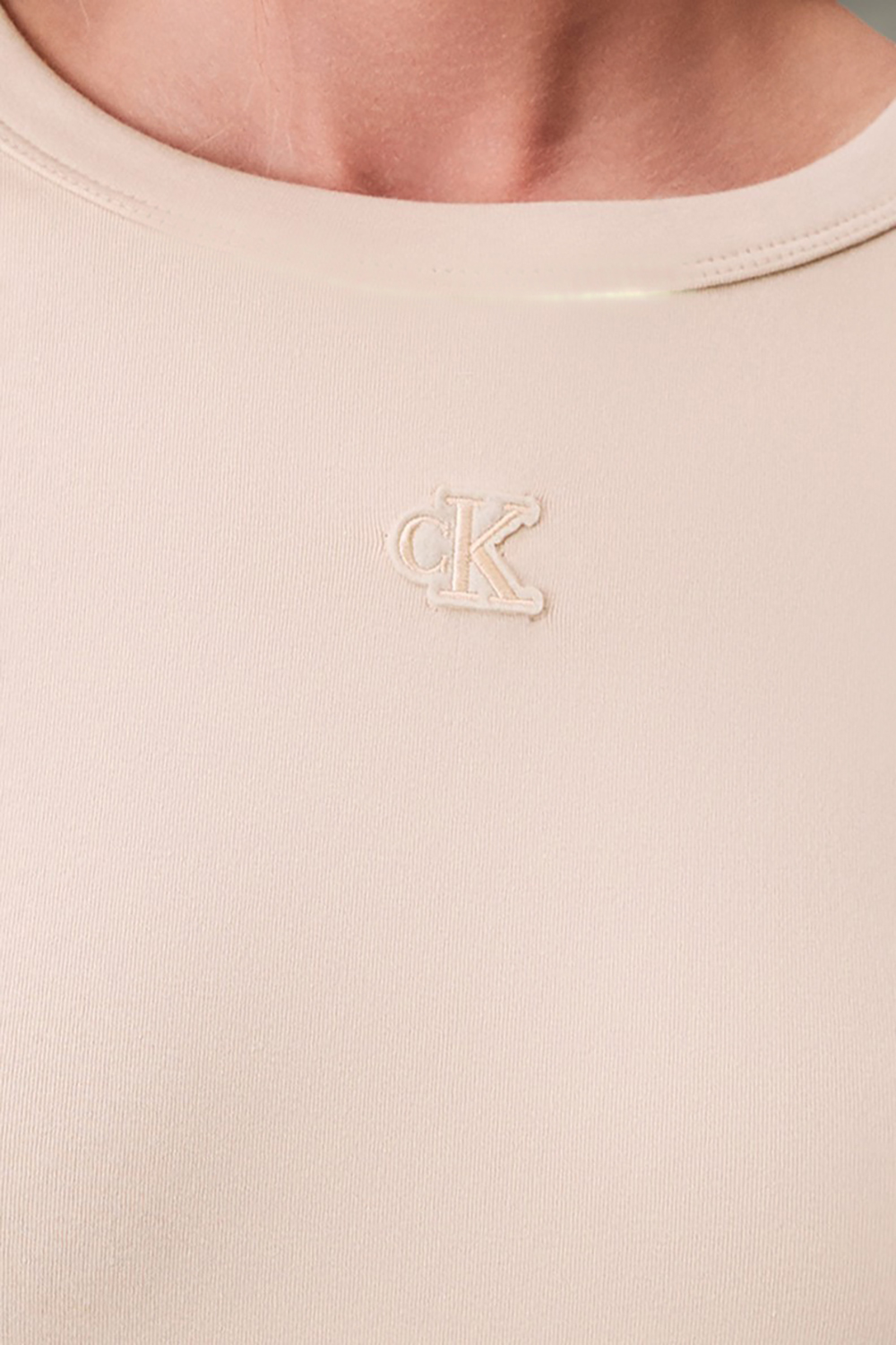 תמונת תקריב דוגמן של שמלת מיני ריב