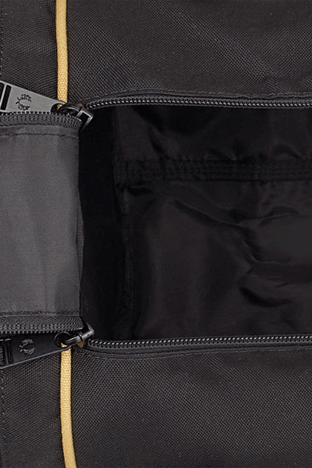 תמונת תקריב של תיק כדורסל בגווני שחור וזהב