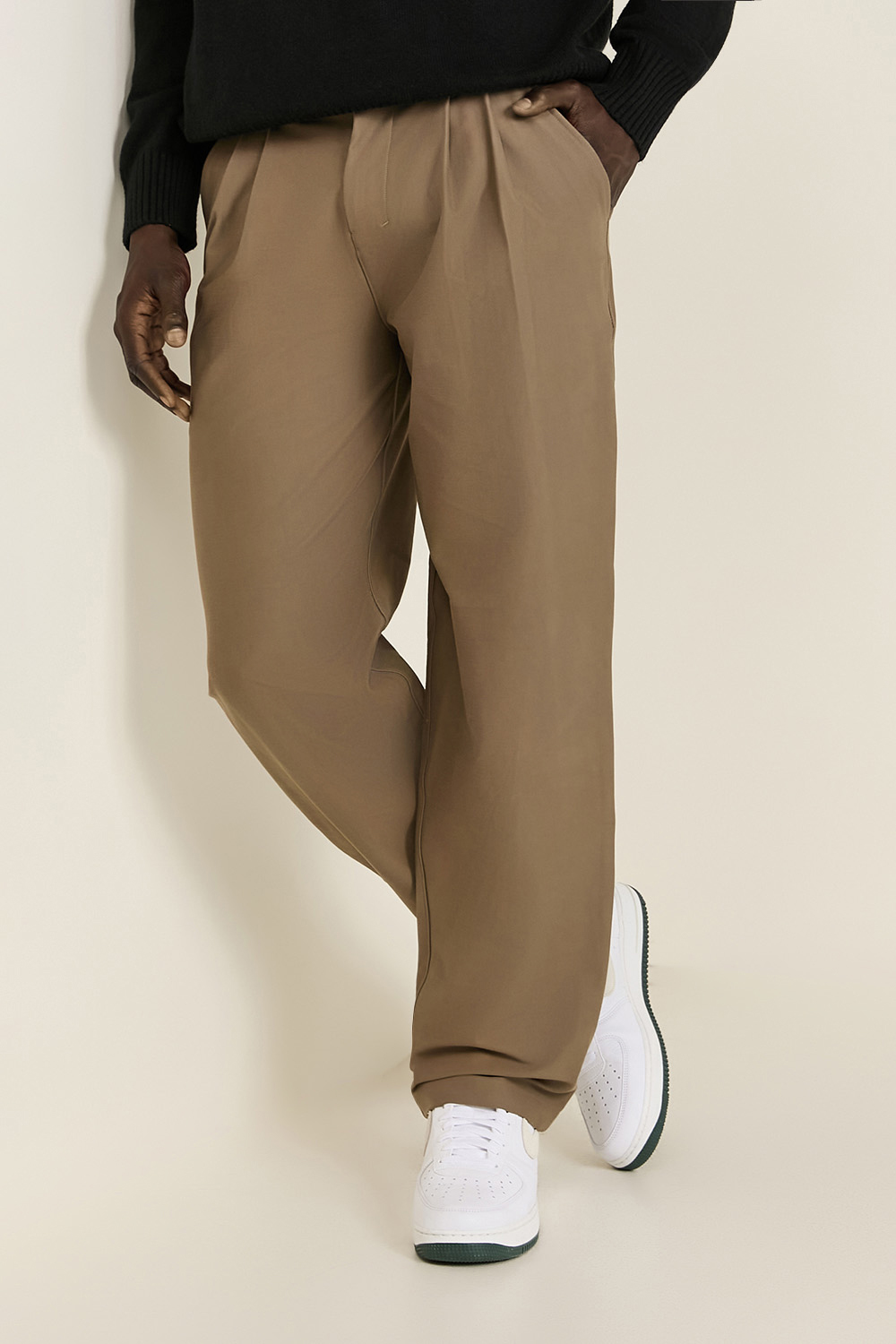 תמונת דוגמן קידמית של Utilitech™ Twill Relaxed Pleated Trouser